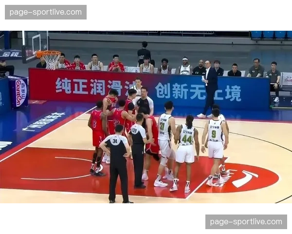 江苏队打辽宁时几乎全场比赛使用区域联防，使辽宁队一直处于很难受状态